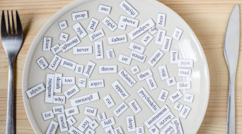 Slovní zásoba je pro komunikaci v cizím jazyce naprosto nepostradatelná. Pomáhá nám přesně formulovat naše myšlenky. Čím větší slovní zásobu máme, tím svobodněji se můžeme vyjadřovat. Ale jak si nová slovíčka osvojit, aby to nebyla taková dřina? Nabízíme 