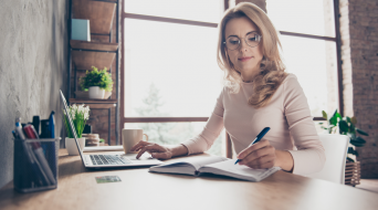 ONLINE VÝUKA JAZYKŮ MÁ VE SVĚTĚ VZDĚLÁVÁNÍ STÁLE VĚTŠÍ SLOVO (HR FORUM 4/2021)